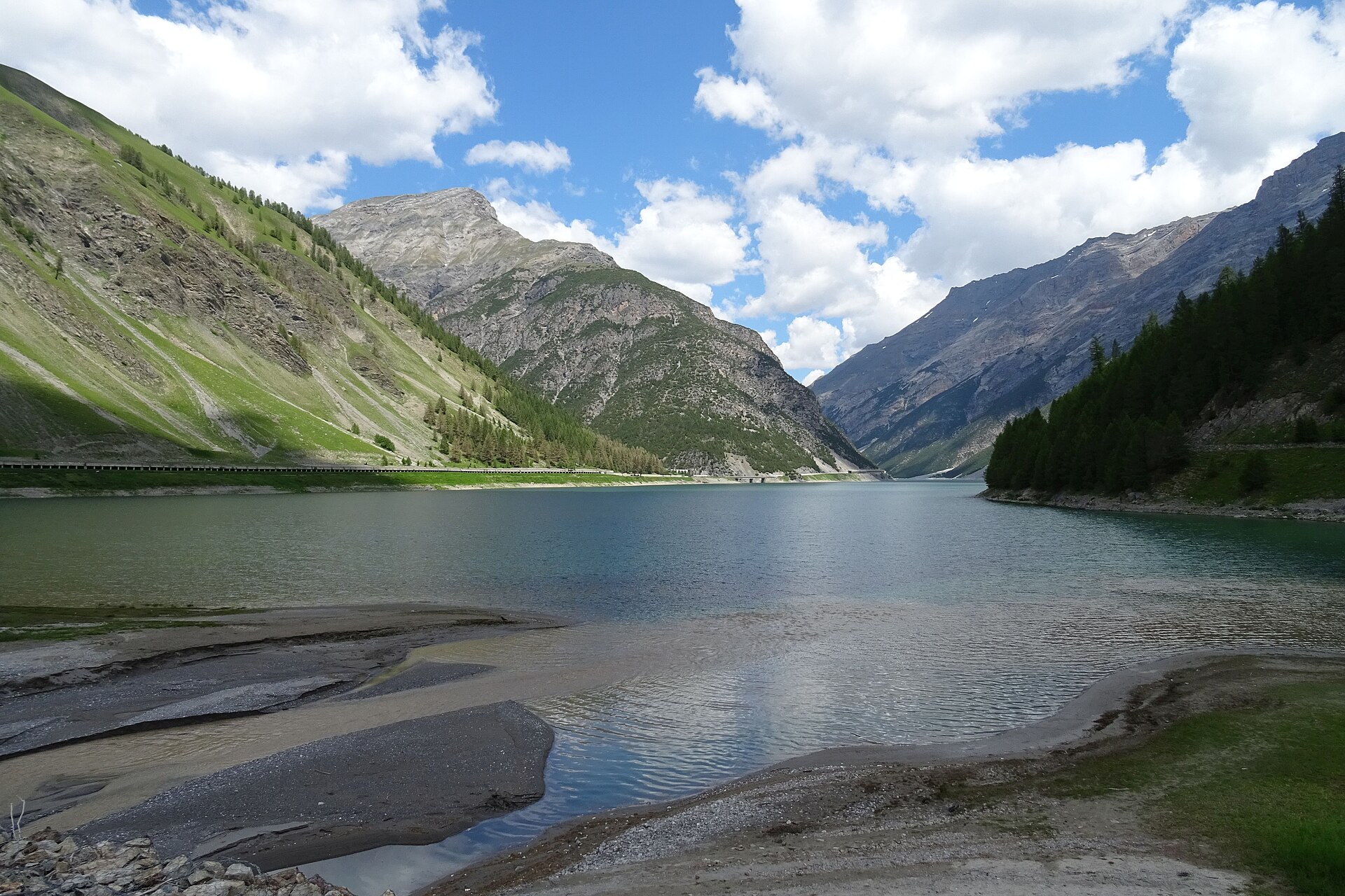 Lago di Livigno e montagne verdi nella stagione estiva