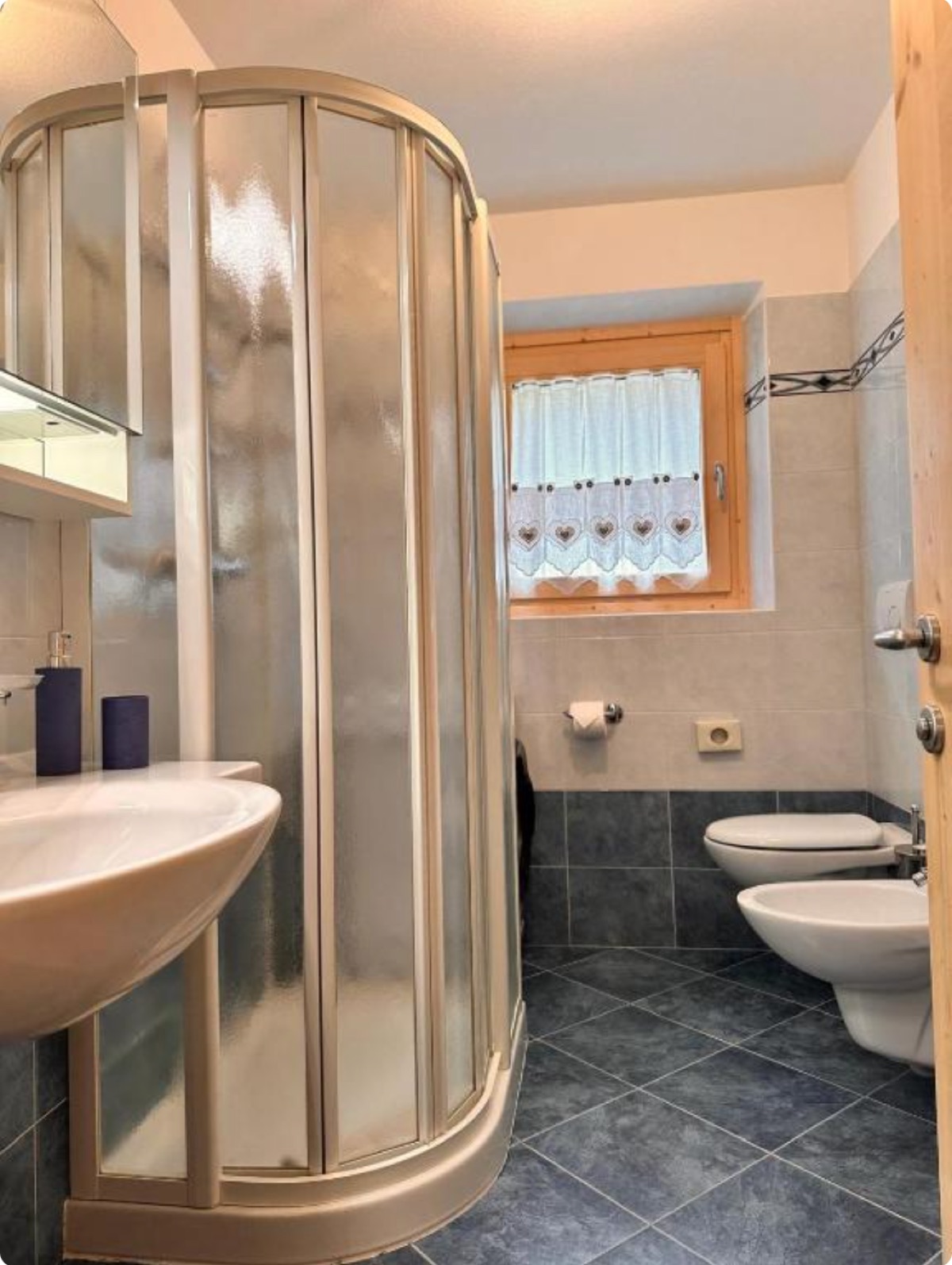 Bagno con doccia, bidet e lavatrice