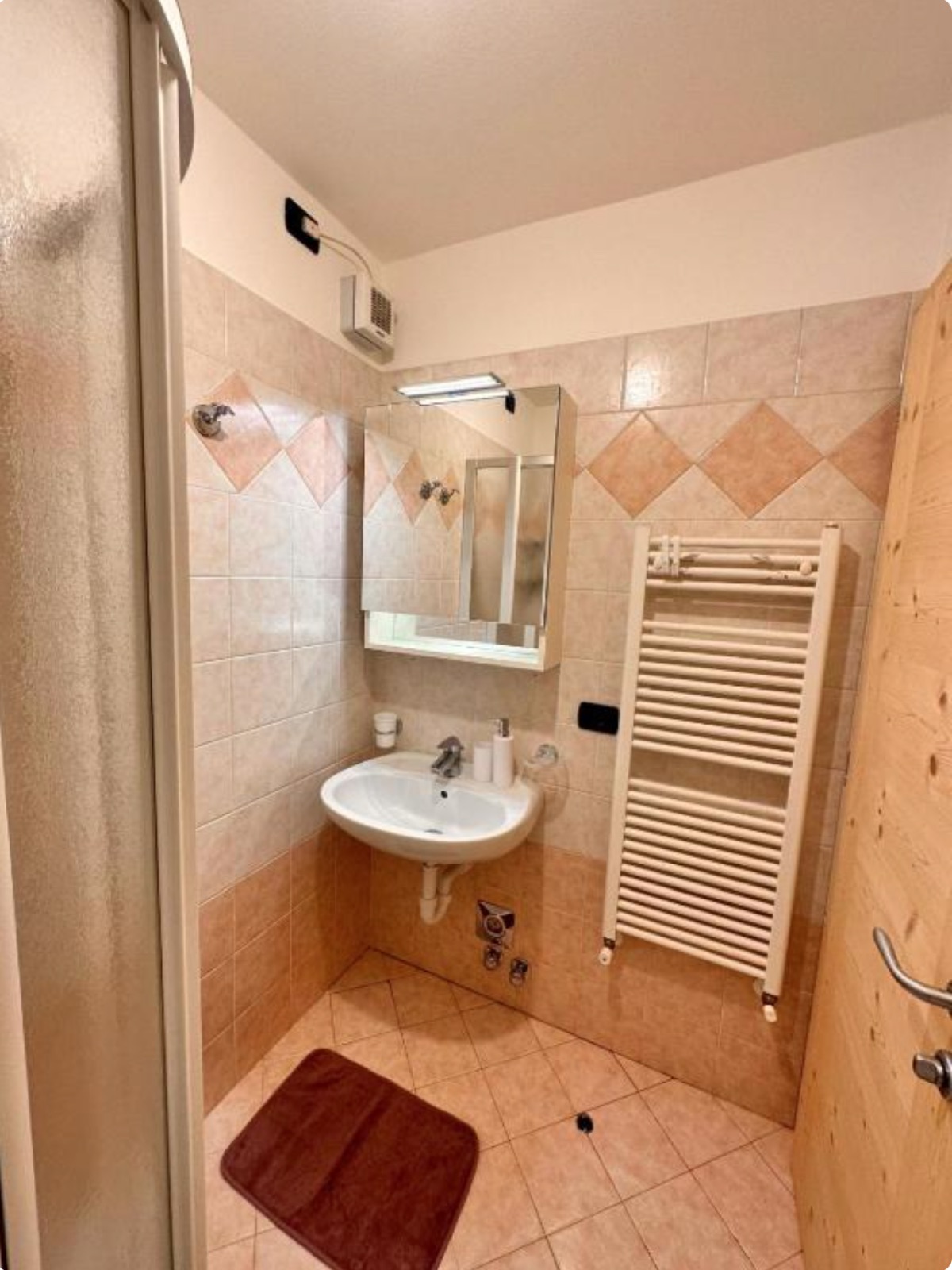 Uno dei bagni dell’appartamento con lavabo e doccia