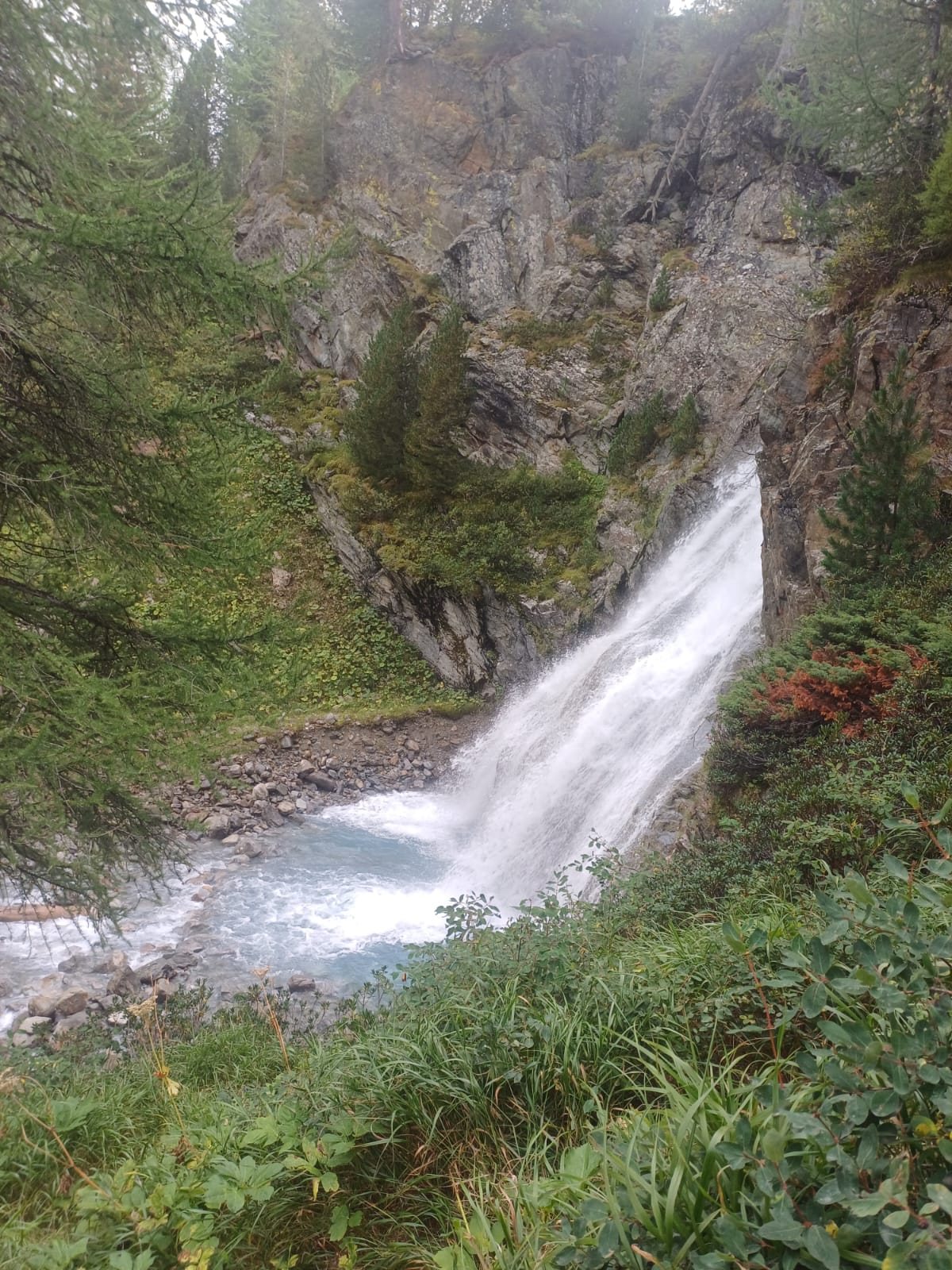 La cascata della Val Nera tra gli alberi in estate