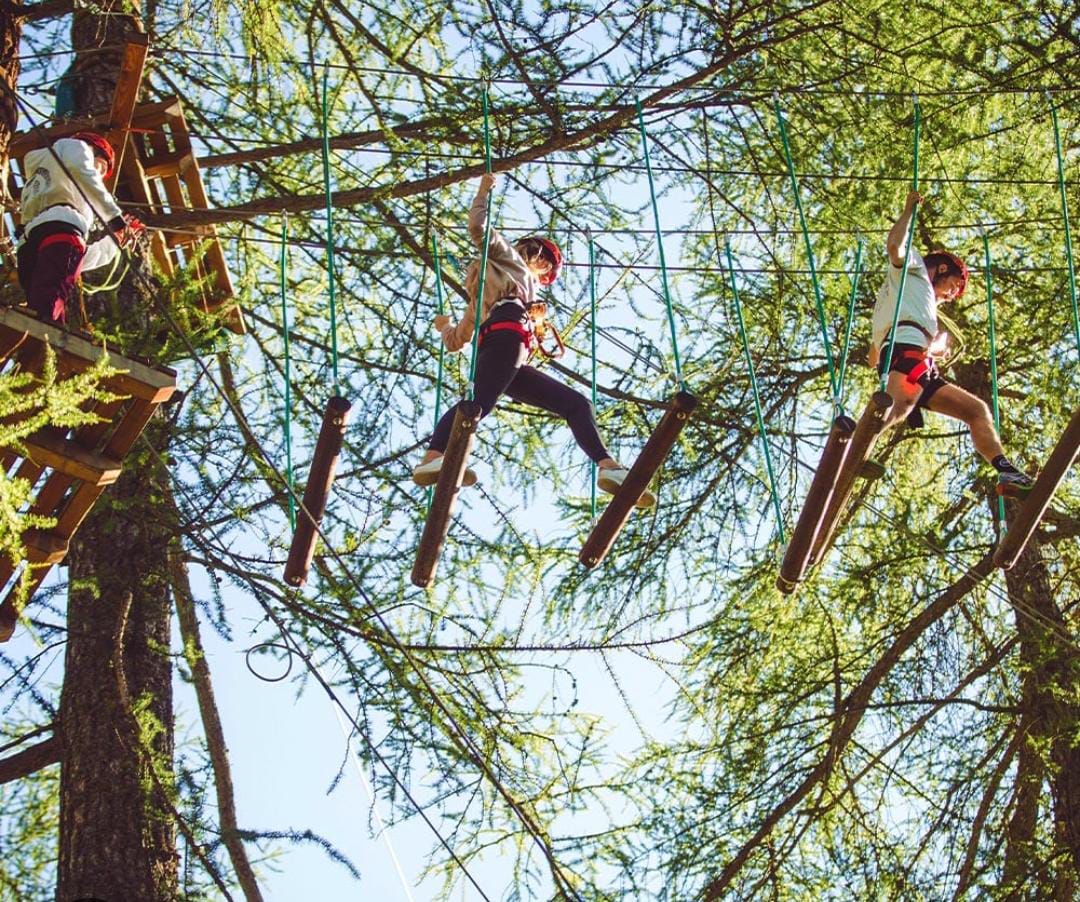 Percorso avventura sospeso tra i larici del Larix Park