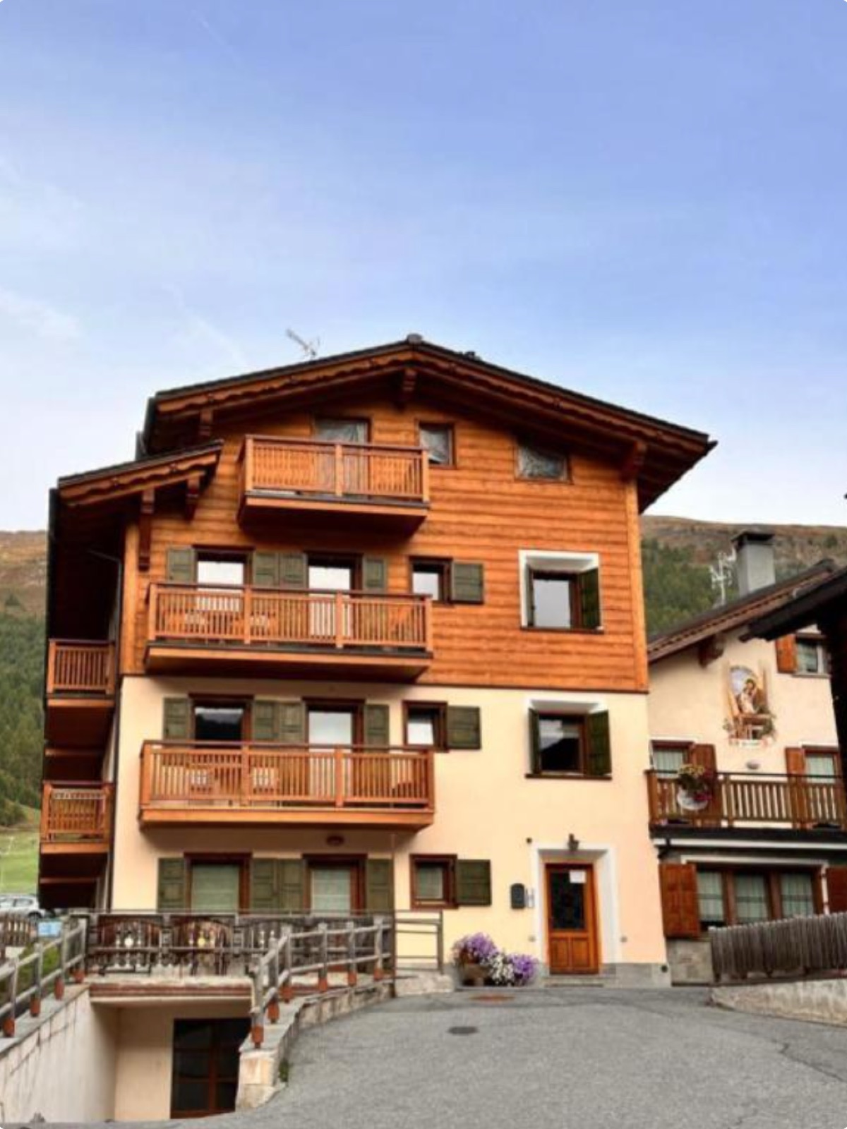 Casa di Sunrise a Livigno con balconi in legno